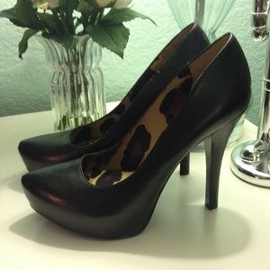 Carlos Santana black pointed pumps
